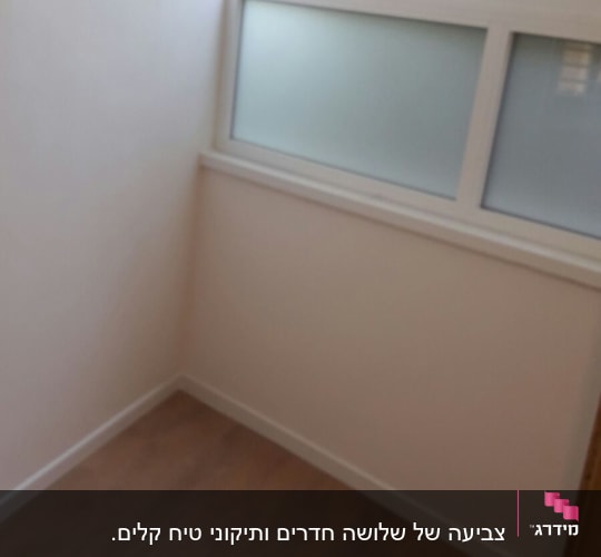 קיר צבוע בלבן ליד חלון גדול